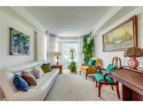 24 Westland Street, St. Catharines, ON - Indoor Photo Showing Living Room