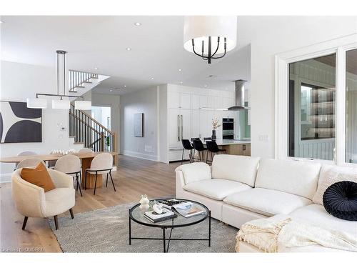 2435 Applewood Drive, Oakville, ON - Indoor Photo Showing Living Room