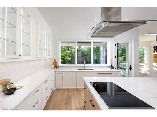 2435 Applewood Drive, Oakville, ON - Indoor Photo Showing Kitchen With Upgraded Kitchen