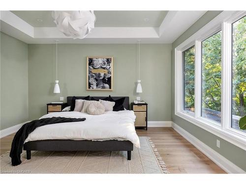 2435 Applewood Drive, Oakville, ON - Indoor Photo Showing Bedroom