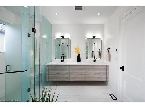 2435 Applewood Drive, Oakville, ON - Indoor Photo Showing Bathroom