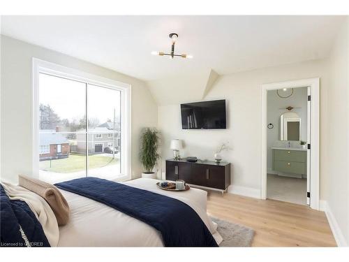 2435 Applewood Drive, Oakville, ON - Indoor Photo Showing Bedroom