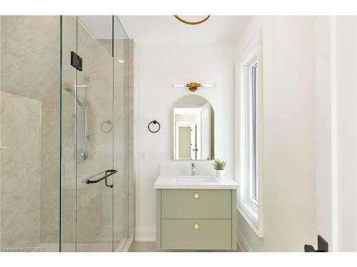 2435 Applewood Drive, Oakville, ON - Indoor Photo Showing Bathroom