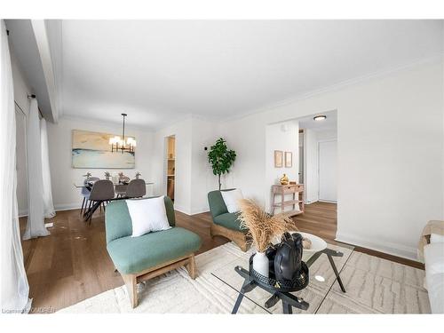 1144 Jamesway Boulevard, Oakville, ON - Indoor Photo Showing Living Room