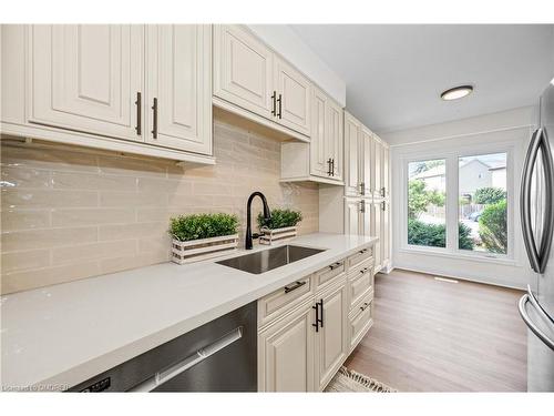 1144 Jamesway Boulevard, Oakville, ON - Indoor Photo Showing Kitchen With Upgraded Kitchen