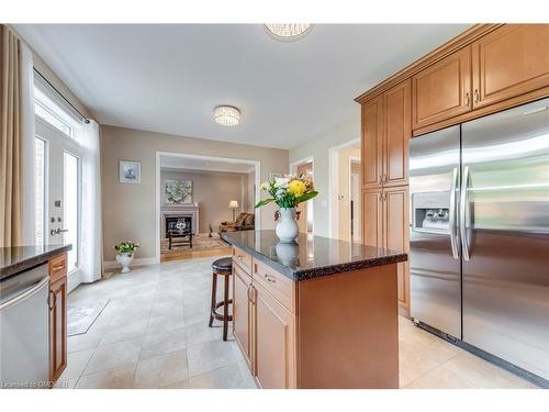 2395 Thruxton Drive, Oakville, ON - Indoor Photo Showing Kitchen