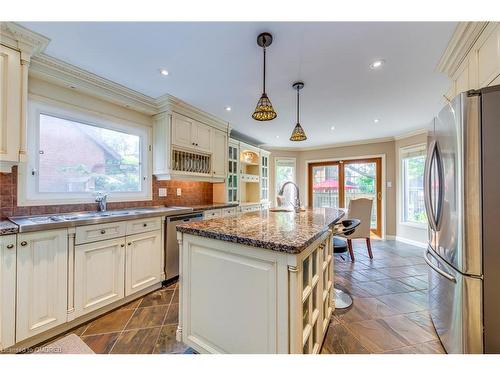 1125 Windrush Drive, Oakville, ON - Indoor Photo Showing Kitchen With Upgraded Kitchen