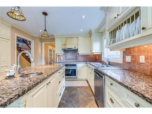 1125 Windrush Drive, Oakville, ON - Indoor Photo Showing Kitchen With Double Sink With Upgraded Kitchen