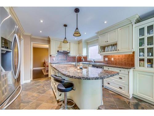 1125 Windrush Drive, Oakville, ON - Indoor Photo Showing Kitchen With Upgraded Kitchen