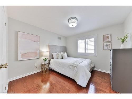 2324 Tesla Crescent, Oakville, ON - Indoor Photo Showing Bedroom