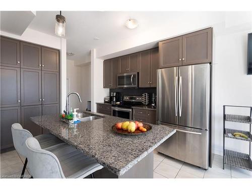 3094 Blackfriar Common, Oakville, ON - Indoor Photo Showing Kitchen With Double Sink With Upgraded Kitchen