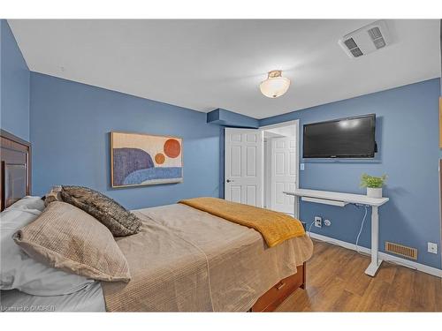 8-177 Main Street W, Grimsby, ON - Indoor Photo Showing Bedroom