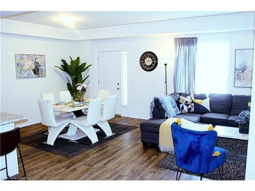 70-77 Diana Avenue, Brantford, ON - Indoor Photo Showing Living Room