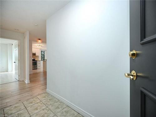 204-2301 Parkhaven Boulevard, Oakville, ON - Indoor Photo Showing Other Room