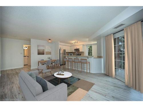 204-2301 Parkhaven Boulevard, Oakville, ON - Indoor Photo Showing Living Room