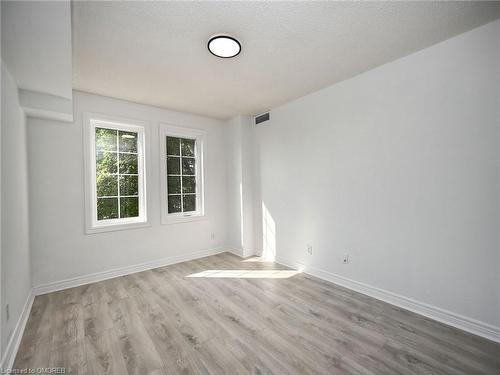 204-2301 Parkhaven Boulevard, Oakville, ON - Indoor Photo Showing Other Room