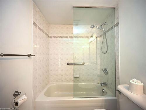 204-2301 Parkhaven Boulevard, Oakville, ON - Indoor Photo Showing Bathroom