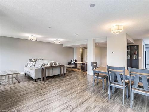 204-2301 Parkhaven Boulevard, Oakville, ON - Indoor Photo Showing Dining Room