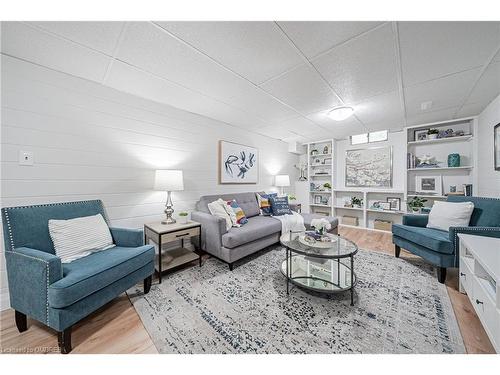 557 Holly Avenue, Milton, ON - Indoor Photo Showing Living Room