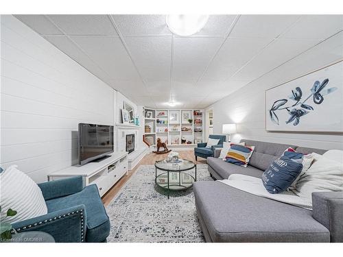 557 Holly Avenue, Milton, ON - Indoor Photo Showing Living Room