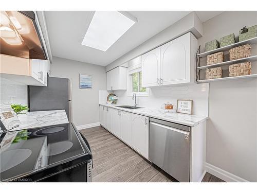 557 Holly Avenue, Milton, ON - Indoor Photo Showing Kitchen