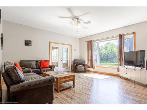 146 Oke Drive, Burk'S Falls, ON - Indoor Photo Showing Living Room