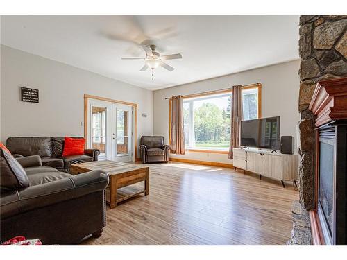 146 Oke Drive, Burk'S Falls, ON - Indoor Photo Showing Living Room