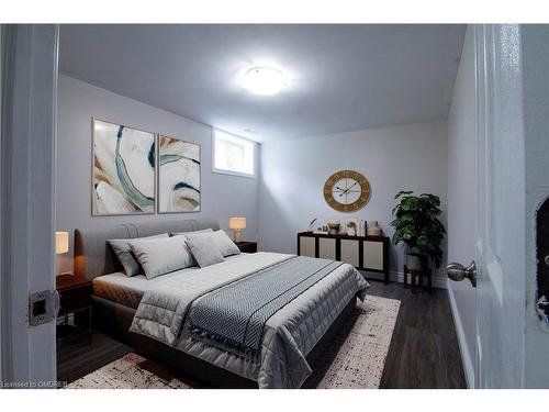 Lower Unit-134 Victor Street, Hamilton, ON - Indoor Photo Showing Bedroom