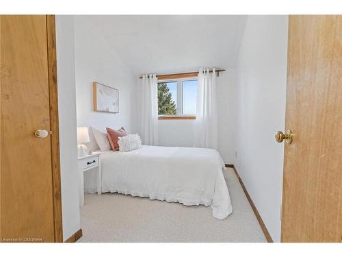 9433 10Th Sideroard, Erin, ON - Indoor Photo Showing Bedroom