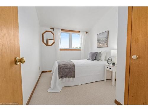 9433 10Th Sideroard, Erin, ON - Indoor Photo Showing Bedroom