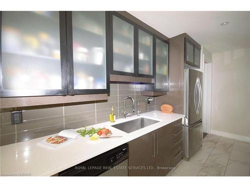 Th 1-4065 Brickstone Mews, Mississauga, ON - Indoor Photo Showing Kitchen With Upgraded Kitchen