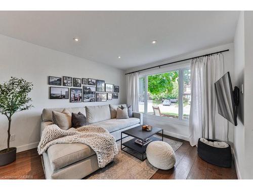 3072 Flanagan Court, Burlington, ON - Indoor Photo Showing Living Room