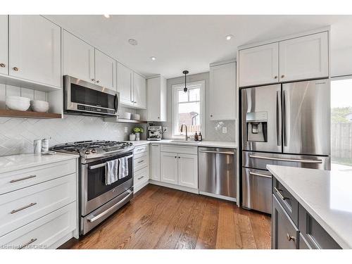 3072 Flanagan Court, Burlington, ON - Indoor Photo Showing Kitchen With Stainless Steel Kitchen With Upgraded Kitchen