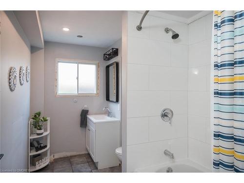 815 Cedarbrae Avenue, Milton, ON - Indoor Photo Showing Bathroom