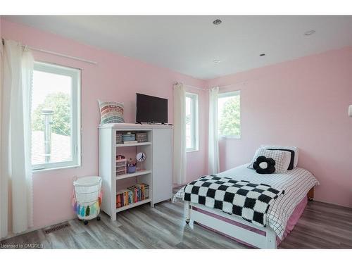 815 Cedarbrae Avenue, Milton, ON - Indoor Photo Showing Bedroom