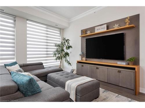 519-150 Oak Park Boulevard, Oakville, ON - Indoor Photo Showing Living Room