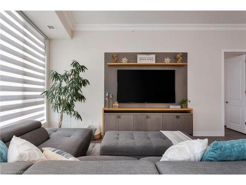 519-150 Oak Park Boulevard, Oakville, ON - Indoor Photo Showing Living Room