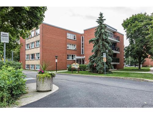 405-2054 Courtland Drive, Burlington, ON - Outdoor