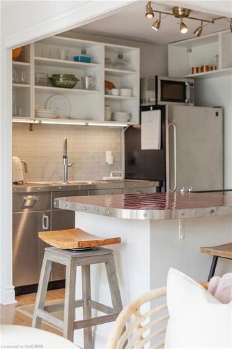 405-2054 Courtland Drive, Burlington, ON - Indoor Photo Showing Kitchen