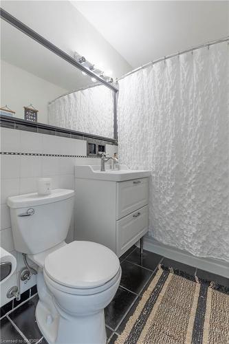 405-2054 Courtland Drive, Burlington, ON - Indoor Photo Showing Bathroom