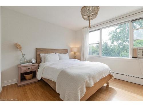 405-2054 Courtland Drive, Burlington, ON - Indoor Photo Showing Bedroom