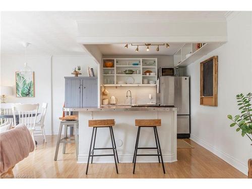 405-2054 Courtland Drive, Burlington, ON - Indoor Photo Showing Kitchen