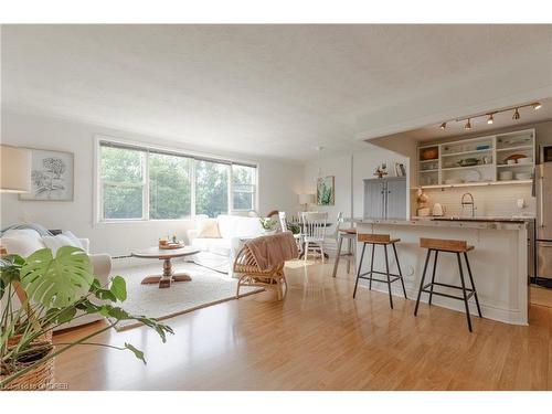 405-2054 Courtland Drive, Burlington, ON - Indoor Photo Showing Living Room