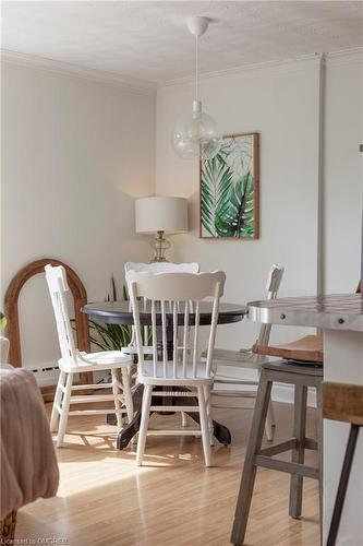 405-2054 Courtland Drive, Burlington, ON - Indoor Photo Showing Dining Room