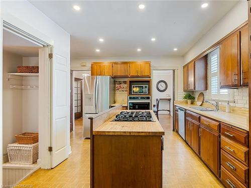 4 St Andrews Avenue, Grimsby, ON - Indoor Photo Showing Kitchen With Double Sink