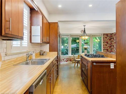 4 St Andrews Avenue, Grimsby, ON - Indoor Photo Showing Kitchen With Double Sink