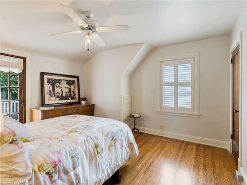 4 St Andrews Avenue, Grimsby, ON - Indoor Photo Showing Bedroom