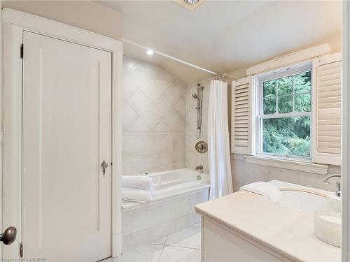 4 St Andrews Avenue, Grimsby, ON - Indoor Photo Showing Bathroom