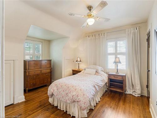 4 St Andrews Avenue, Grimsby, ON - Indoor Photo Showing Bedroom