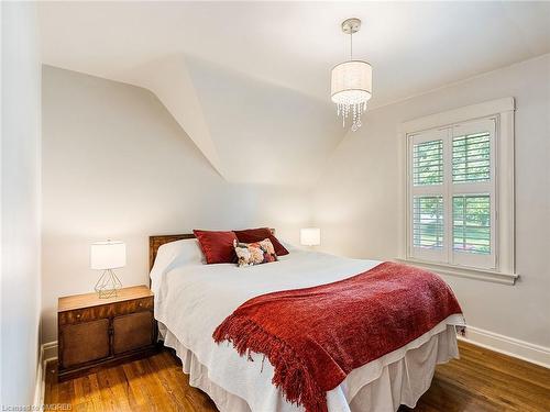 4 St Andrews Avenue, Grimsby, ON - Indoor Photo Showing Bedroom